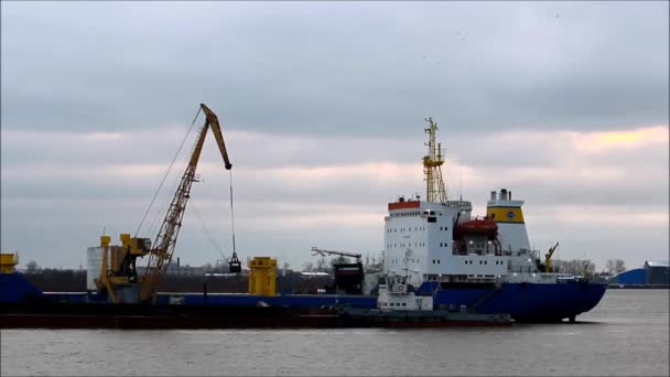水の上で働いて ローダーはバージから船に石炭を積み込む レポート撮影 — ストック動画