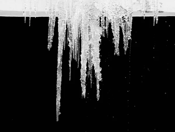 Eiszapfen Auf Dem Hausdach Sonnigen Wintertagen — Stockfoto