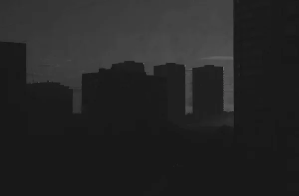 Черный Белый Фото Утренний Туман Сером Промышленном Городе — стоковое фото