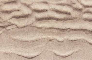 Nehrin kıyılarındaki kum dokusu gelgitten sonra kıyıdan geliyor.