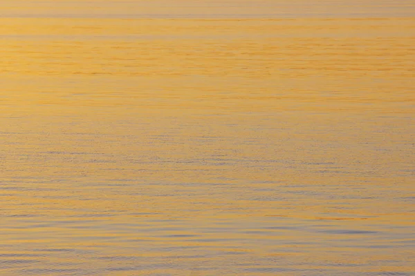 Agua Río Los Rayos Dorados Del Sol Poniente Fondo Oro — Foto de Stock