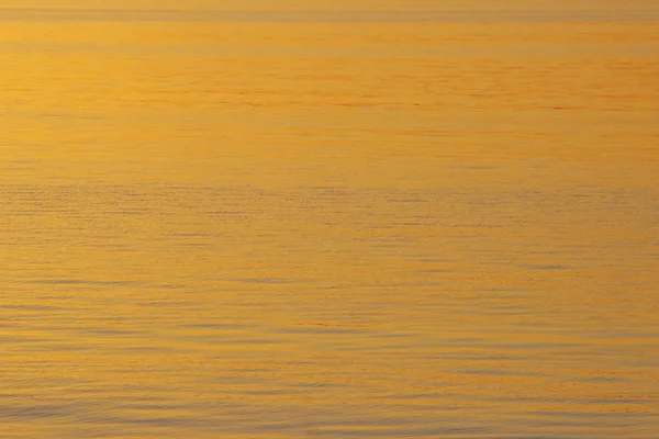 背景の夕日の金色の光線の川の水 青の金 — ストック写真