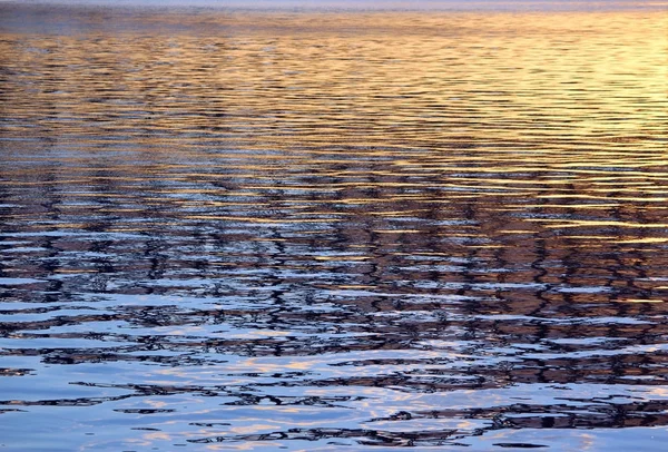 Vatten Floden Gyllene Strålar Nedgående Sol Bakgrunden Guld Blått — Stockfoto