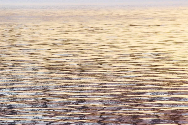 背景の夕日の金色の光線の川の水 青の金 — ストック写真