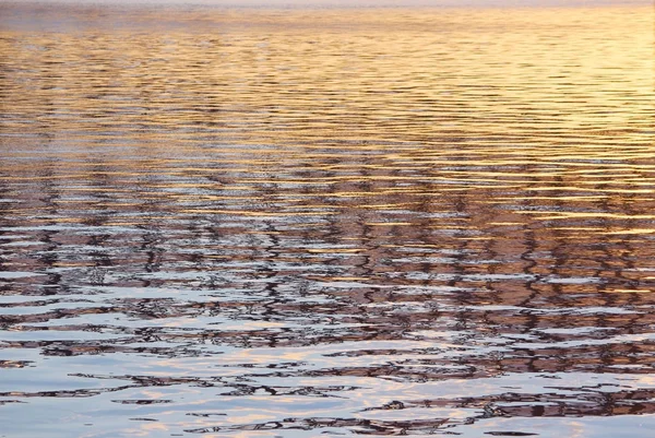 背景の夕日の金色の光線の川の水 青の金 — ストック写真