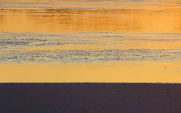 凍結の最初の日に川のテクスチャ氷の表面 — ストック写真
