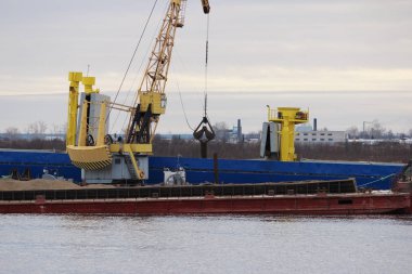 Kömür Nehri bağlantı noktası kargo vinç yardımıyla gemide barge yükleme işlemi