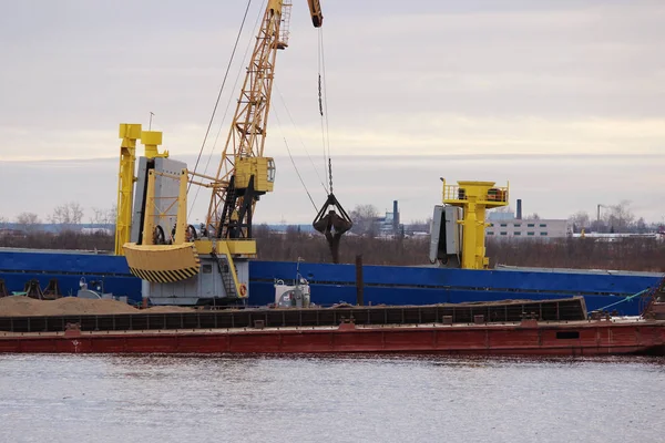 Proces Ładowania Węgla Barka Statek Rzece Pomocą Portu Cargo Żuraw — Zdjęcie stockowe