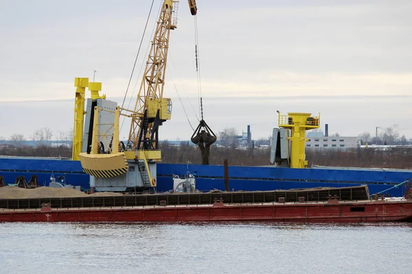 Proces Ładowania Węgla Barka Statek Rzece Pomocą Portu Cargo Żuraw — Zdjęcie stockowe