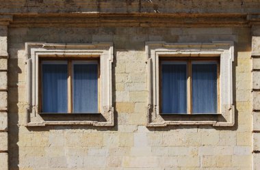 17. yüzyılda Gatchina ilçesi Pudost civarında üretilen taş Pudoş 'tan inşa edilmiş iki pencere ve dokuma taş duvar.