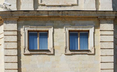 17. yüzyılda Gatchina ilçesi Pudost civarında üretilen taş Pudozh köyünden inşa edilmiş iki pencere, kamera ve desenli taş duvar Gatchina Sarayı.