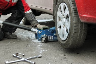 Kışın açık hava bulutlu bir günde yolcu vagonunun tekerleği ve yedek lastiği yerleştirildi.