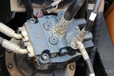 Buldozerin hidrolik sisteminin iç yapısı..