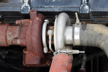 Buldozerin hidrolik sisteminin iç yapısı..