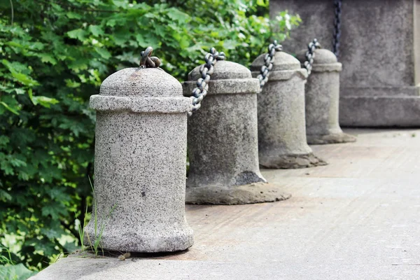 Pilastri Storici Calcestruzzo Con Catene Metalliche Guardia Del Ponte Stradale — Foto Stock