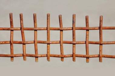 Gri arka planda paslı metal çit