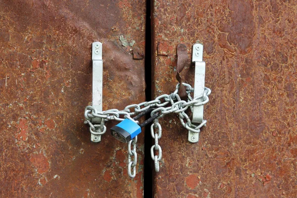 Kunci Biru Pada Rantai Pintu Berkarat Stasiun Transformer Kunci — Stok Foto