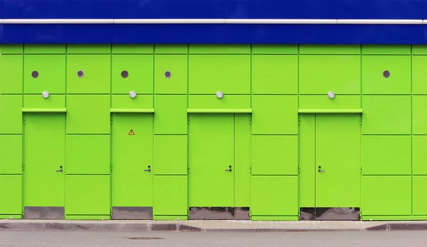 Texture Edificio Verde Brillante Con Ripostiglio Tetto Blu Vicino Alla — Foto Stock