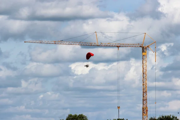 Paramotore Pericoloso Che Vola Intorno Alla Gru Sul Cantiere — Foto Stock