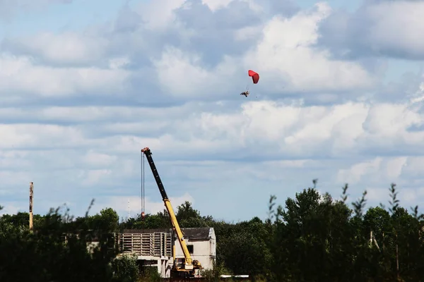 建設現場でクレーンの周りを飛ぶ危険なパラモーター — ストック写真