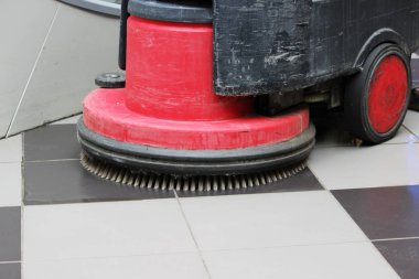 Büyük alışveriş merkezinde temizlik için pil temizleme makinesini fırçala.