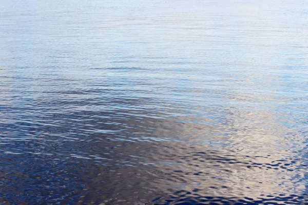 北デヴィナ川の滑らかな表面には雲一つない青空が映し出されていた 青の背景 — ストック写真
