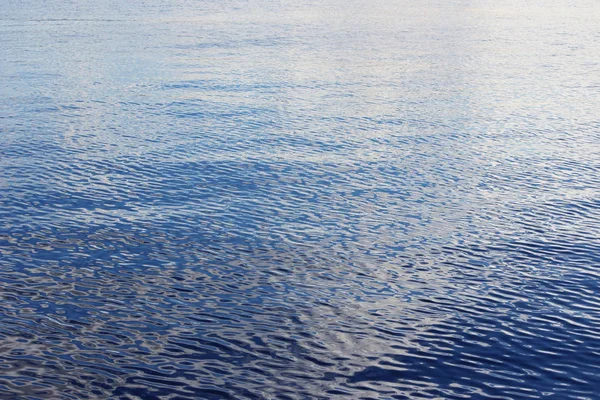 北デヴィナ川の滑らかな表面には雲一つない青空が映し出されていた 青の背景 — ストック写真