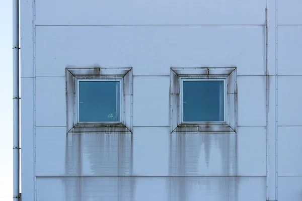 Два квадратных окна с сайдингом имитирующей стали, на большом спортивном комплексе — стоковое фото