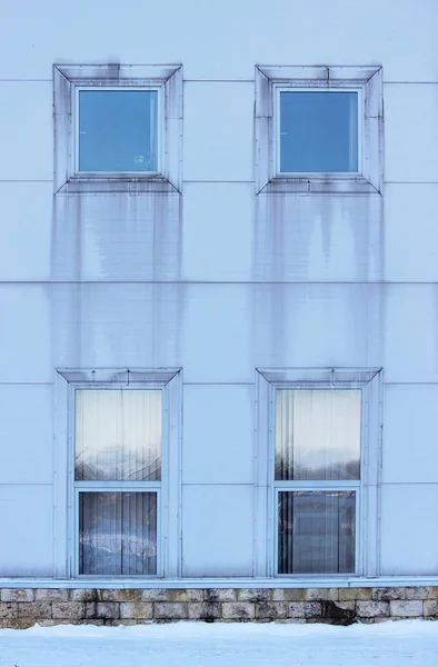 Квадратные и прямоугольные окна с сайдингом имитирующей стали, на большом спортивном комплексе — стоковое фото