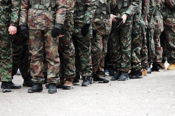 Rij van jonge mannen op militaire oefeningen historische replay actie. — Stockfoto