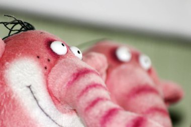 Adı sevinç ve iyi olan iki pembe oyuncak fil