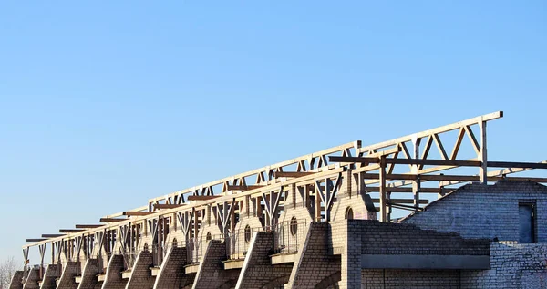 Construção de tijolo velho inacabado contra um céu azul sem nuvens . — Fotografia de Stock