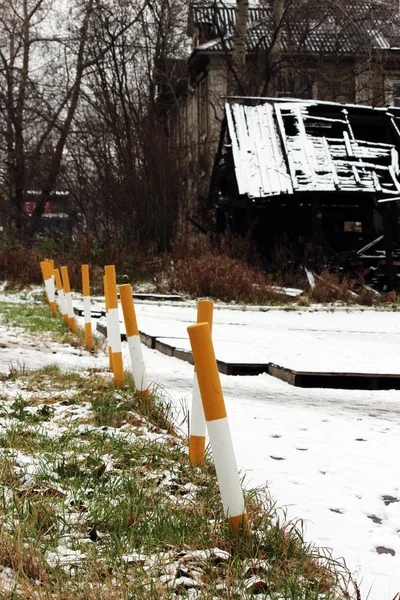 Sidewalk near the house and white yellow parking pole stationary strengthened against the entry of vehicles. Relevant when the danger  terrorist attacks — Stock Photo, Image