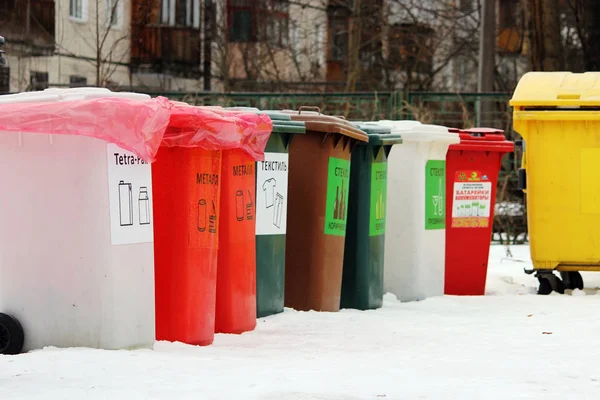 Poubelles de différentes couleurs pour la collecte de matériaux recyclés — Photo