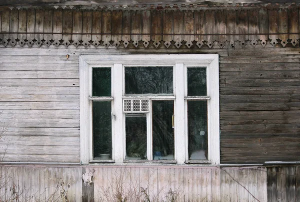 Kunstvolle Dekoration und klassisches altes Holzhaus. dreieckige Muster Holz Textur Farbe. — Stockfoto