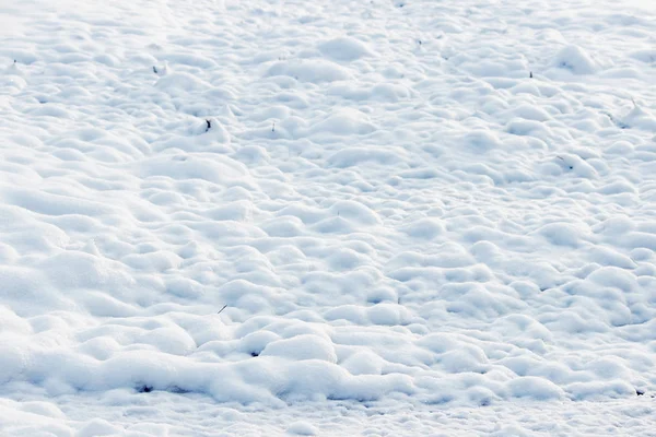 Konsistens av vit snö som små drivor som täckte jorden grävde — Stockfoto