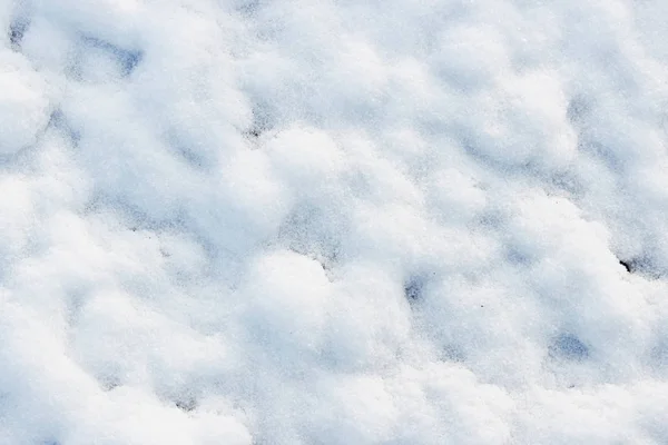 Konsistens av vit snö som små drivor som täckte jorden grävde — Stockfoto