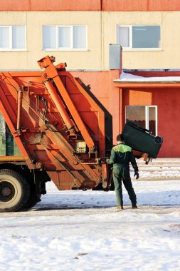 çöp kutusu, geri dönüşüm bir makine çalışma yükler.