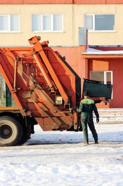 çöp kutusu, geri dönüşüm bir makine çalışma yükler.