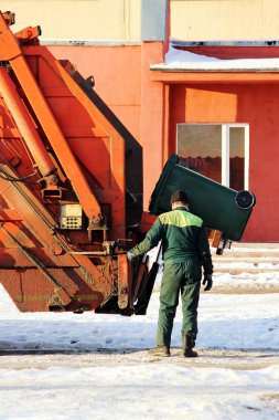 çöp kutusu, geri dönüşüm bir makine çalışma yükler.