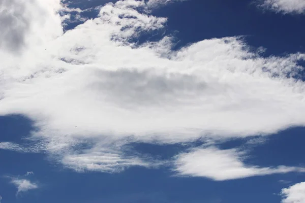Nuvens brancas contra um céu azul dia de verão — Fotografia de Stock