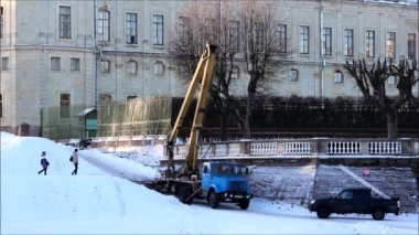 Parktaki işçiler ıhlamur ağaçlarının dallarını çekerek ve beşiğiyle ok atarak kestiler. Park tasarımı, bahçe işleri, raporlama..