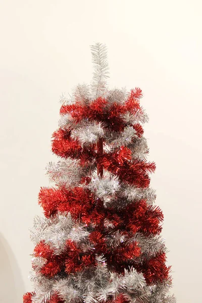 Pequena Árvore Natal Artificial Vermelho Prata Shopping — Fotografia de Stock