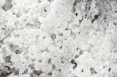 Nehir kalın beyaz köpük donmuştu sonbaharda soğuk havada.