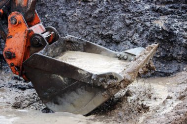 Yoğun bir yağmurdan sonra yolun inşaatı için alandaki bir hendekten su topluyor..