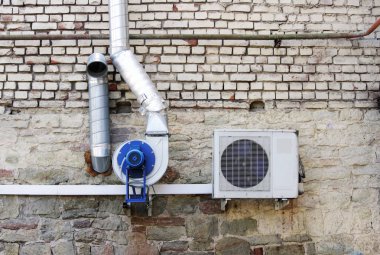 Duvarda havalandırma sistemi var..