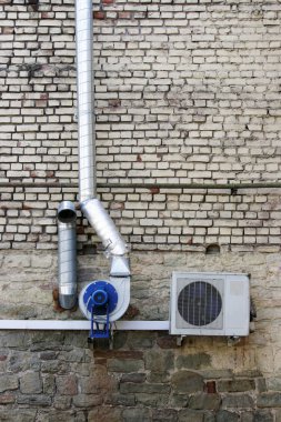 Duvarda havalandırma sistemi var..