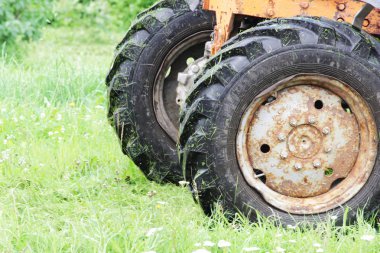 Yazın çimleri biçen eski traktör tekerleği..