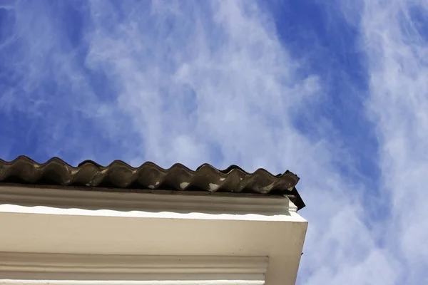 Střecha Domu Vlnitým Střešním Materiálem Pozadí Modré Oblohy Mraky Létě — Stock fotografie