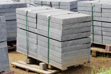 Şehir meydanına asfalt döşemek için inşaat alanındaki paletler üzerine yeni kaldırımlar inşa ediliyor.